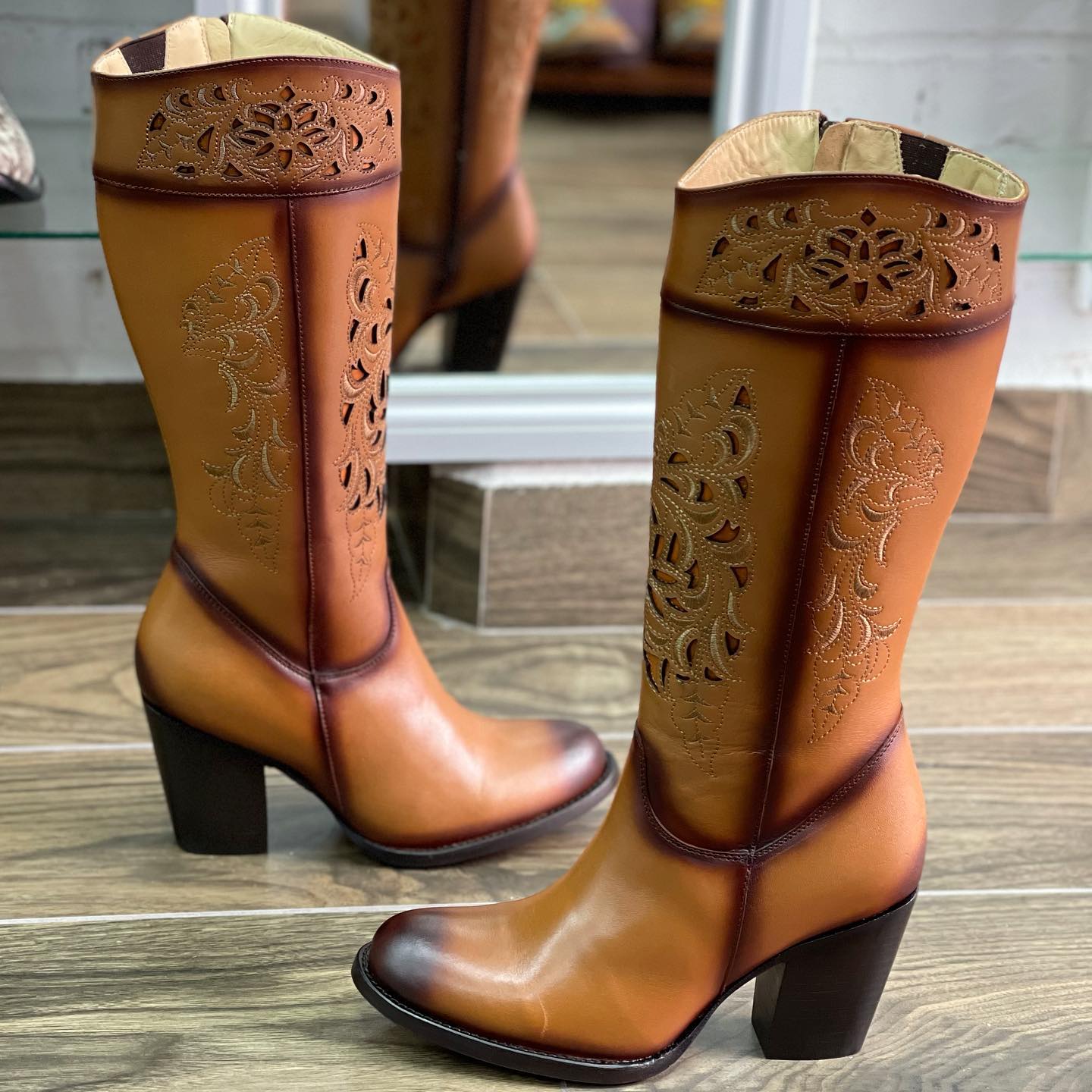 Kit Bota Country Feminina Divina em Couro Legítimo + BRINDES: Chapéu, Cinto e Boné